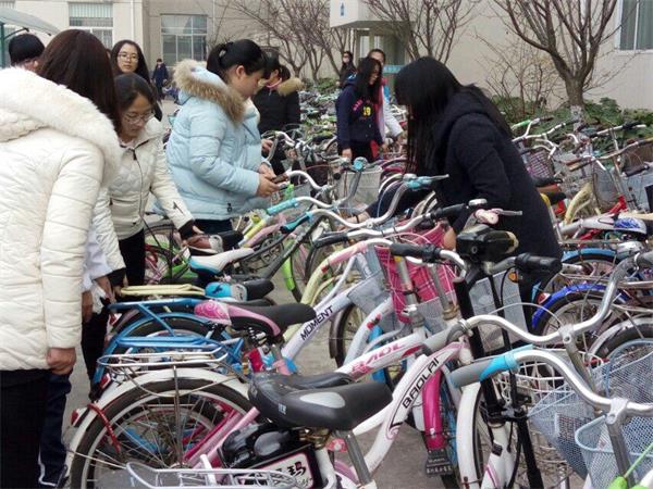 图为同学们摆放自行车 记者 徐菁 摄.jpg