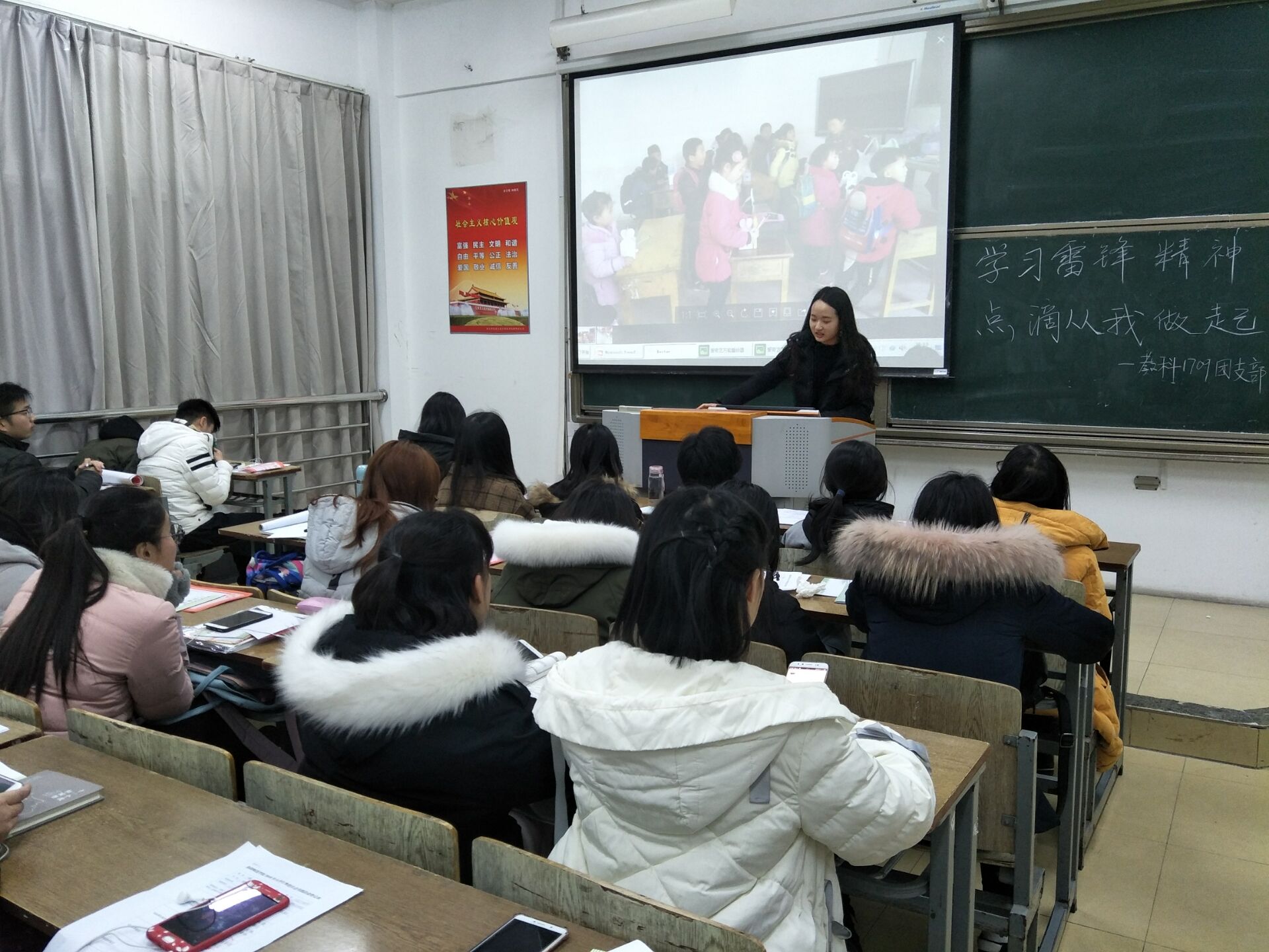 王蝶在为同学们讲述寒假实践 刘雯摄.jpg